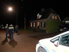Woninginbraak in Landhorst terwijl bewoonster op bed ligt, politie zoekt in omgeving naar daders