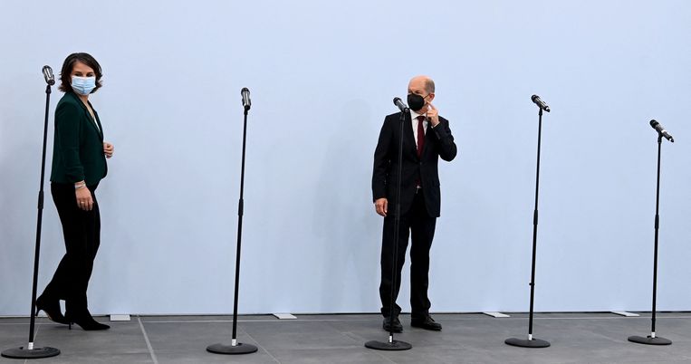 Annalena Baerbock  (De Groenen) en Olaf Scholz ( SDP) melden op 15 oktober in Berlijn dat ze een voorlopig regeerakkoord hebben, samen met de liberale FDP.  Beeld ANP / AFP