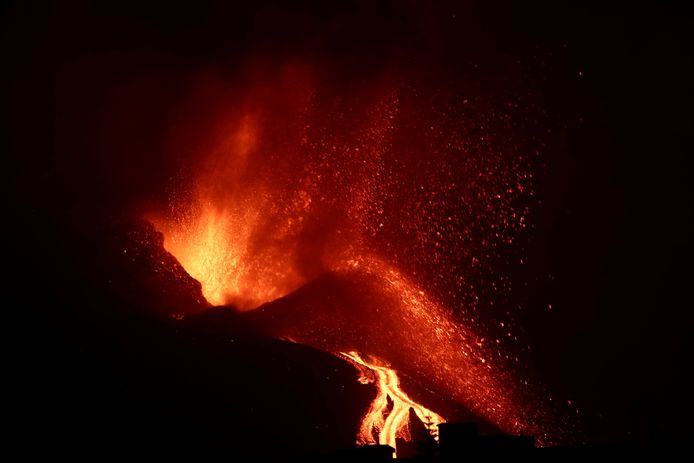 De massa, die een temperatuur van ongeveer 1.000 graden heeft, ontsnapte zaterdag nadat de noordelijke flank van de vulkaankegel in de Cumbre Vieja was ingestort.