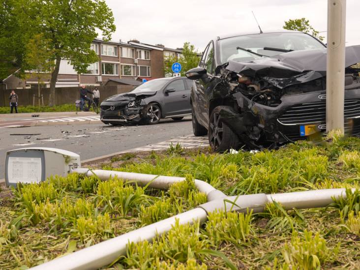 Auto rijdt tegen lantaarnpaal door botsing: verkeerslicht breekt af 