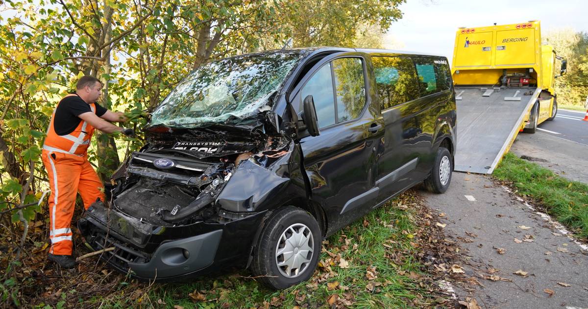 Bestelbus zwaar beschadigd na botsing met vrachtwagen op Alkmaarseweg in Middenmeer