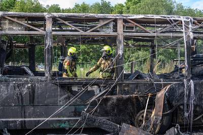 Partybus helemaal uitgebrand op de A58