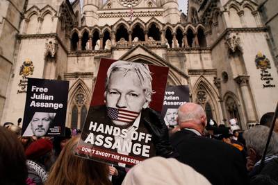 L’affaire Assange? Une “farce” britannique, dénonce la Russie