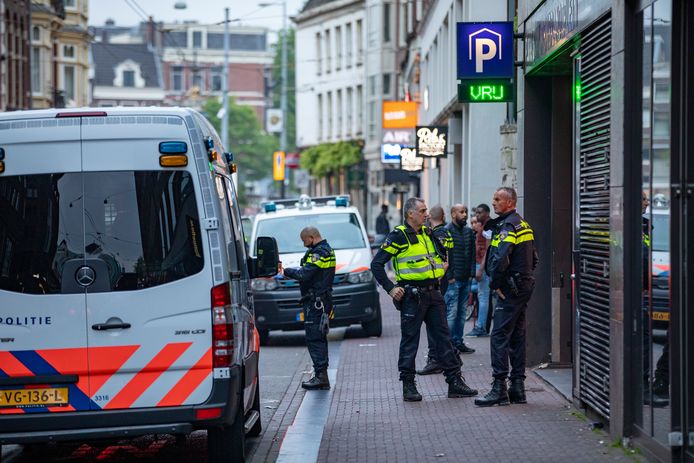 De politie ter plaatse bij de parkeergarage in Amsterdam, vanochtend.