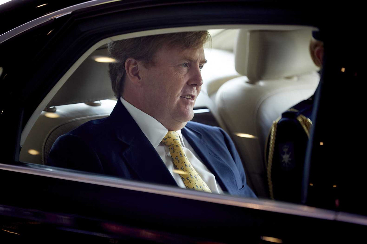 Koning Willem-Alexander vertrekt na afloop van de presentatie van de Bijbel in Gewone Taal in het World Forum. Beeld anp