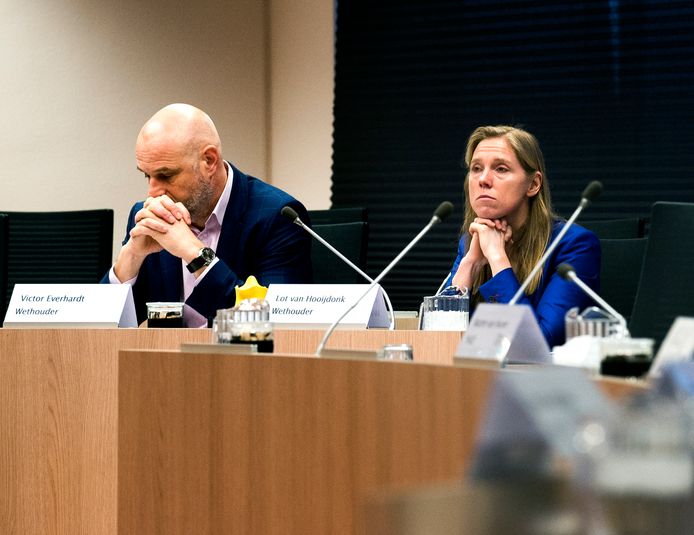 GroenLinks-wethouder Lot van Hooijdonk (mobiliteit) en D66-wethouder Victor Everhardt (stationsgebied) tijdens een eerder debat over de Uithoflijn.