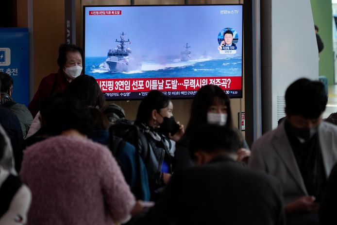 Een Zuid-Koreaans oorlogsschip wordt tijdens het nieuws getoond op een televisie in een treinstation in Seoul.