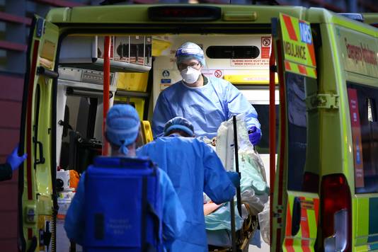Een patiënt wordt overgebracht naar een ziekenhuis in Londen.