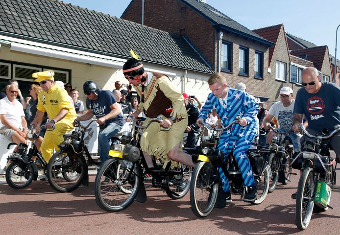 Vader en zoon Arno (indiaan) en Mike (sterretjespak) startten als eerste tussen de originele Solexen.