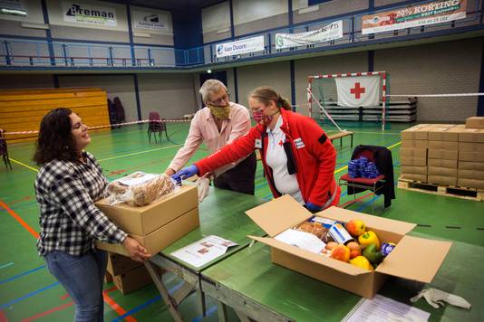 Het Rode Kruis deelt al enige tijd voedselpakketten uit aan mensen die hard getroffen zijn door de coronacrisis.
