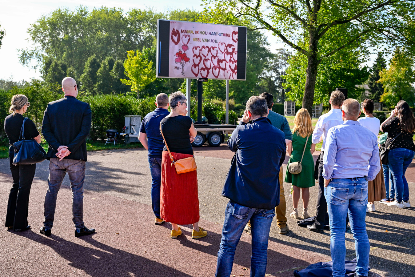 Mensenmassa bij afscheid Wieteke (42), slachtoffer verkeersdrama Oud