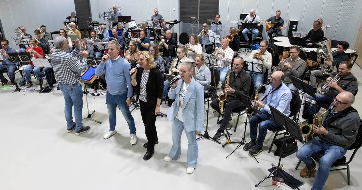 Fanfare Wilhelmina swingt en zingt met Vlierden Rocks: ‘We hebben voor muziek gekozen die iedereen a