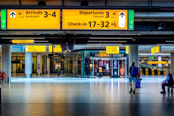 Door de gevolgen van de coronapandemie moeten werknemers naar ander werk omzien, bijvoorbeeld in de toeristische en reisindustrie.