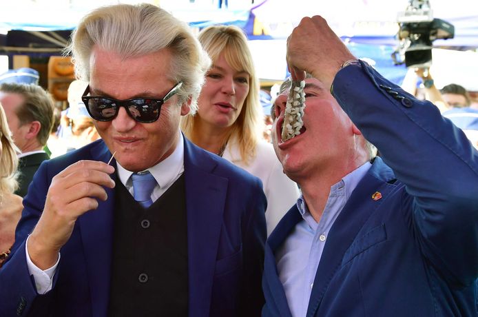 PVV-leider Geert Wilders en Filip Dewinter doen zich tegoed aan Hollandse maatjes.