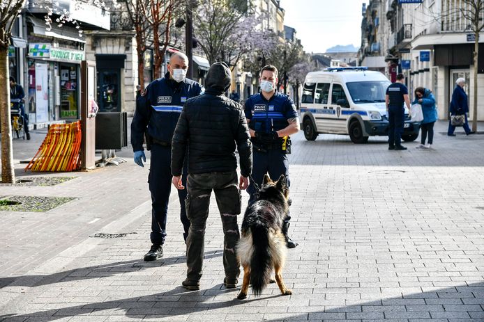 Frankrijk heeft 100.000 politieagenten ingezet die moeten toezien op naleving van de regels.
