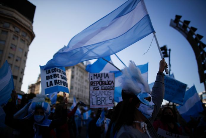 Mensen protesteren in Buenos Aires tegen de strenge coronamaatregelen die nu al maandenlang van kracht zijn in het land.