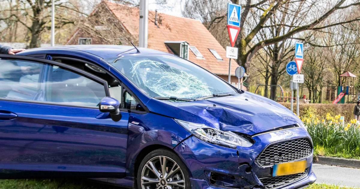 Scooterrijder komt op motorkap en maakt smak op de grond door botsing op oversteekplaats.