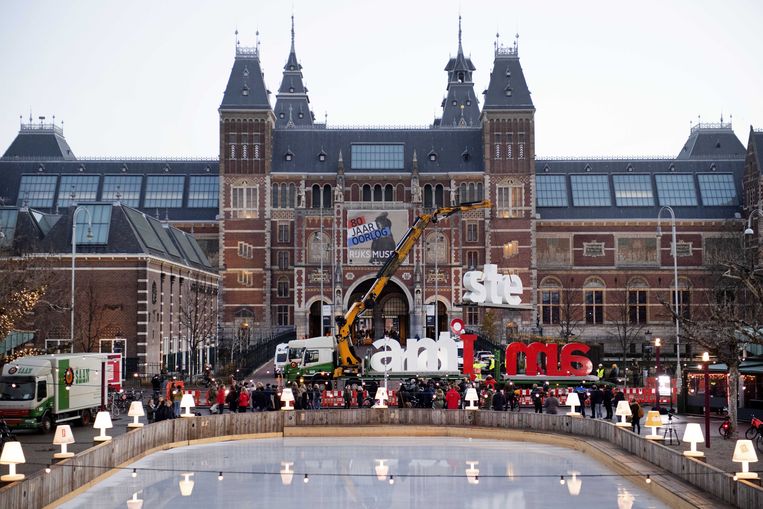 De rood-witte letters werden maandagochtend weggetakeld. Ze worden gerenoveerd en  krijgen daarna hun oude functie van reizend object terug. Ruim tien jaar hebben ze op dezelfde plek gestaan. Beeld Olaf Kraak / ANP