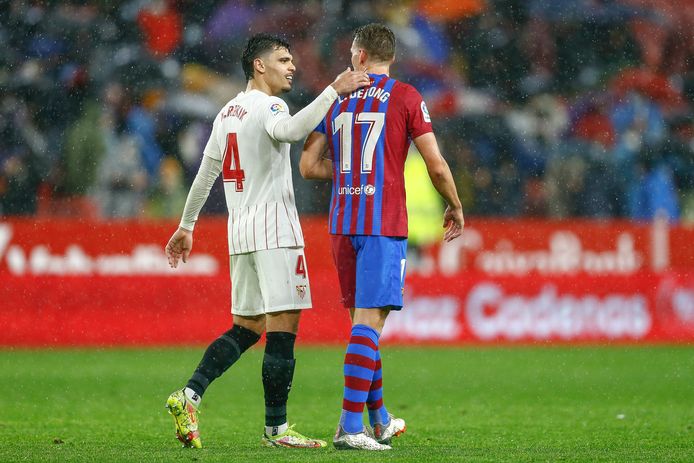Karim Rekik en Luuk de Jong speelden recent tegen elkaar. Sevilla en FC Barcelona staan gelijk met elkaar in La Liga.