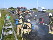 Afrit afgesloten vanwege in brand geraakte auto op vluchtstrook