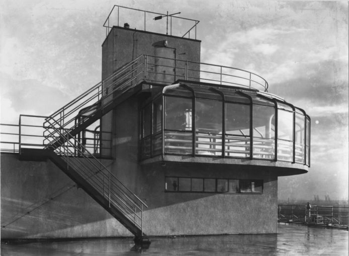 Dit is de piepjonge Van Nelle Fabriek in 1930, gekiekt voor de