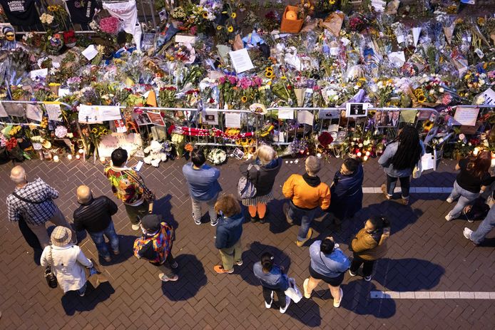 De bloemenzee voor de vermoorde Peter R. de Vries in de Lange Leidsedwarsstraat, blijft groeien. De  misdaadjournalist werd in deze straat op 6 juli neergeschoten.