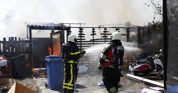 Gemeente verwijdert onkruid in Raamsdonk: schuur in brand