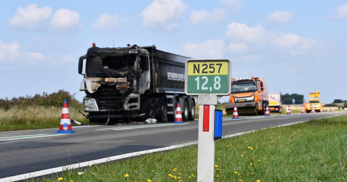 Cabine van vrachtwagen brandt volledig uit bij Flipland - Provinciale Zeeuwse Courant