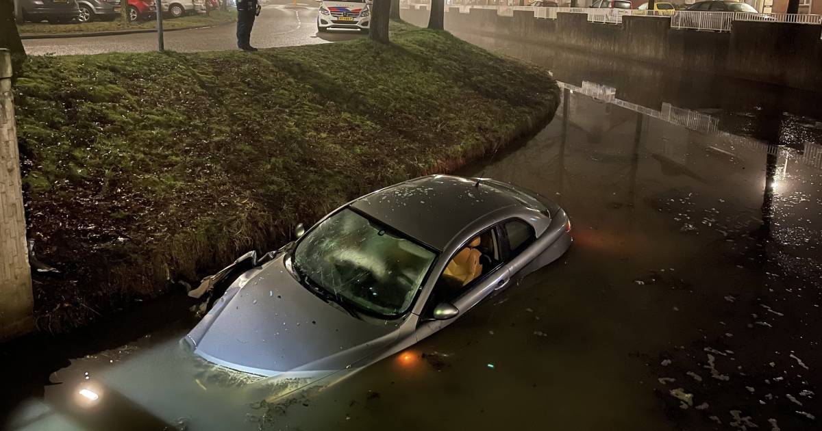 Bij aankomst van de politie was de bestuurder van de auto spoorloos .