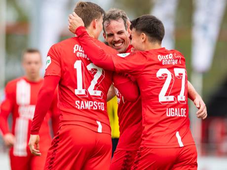 Wout Brama scoort en dus wint FC Twente van Vitesse