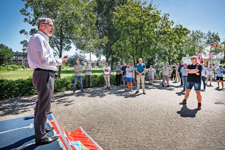 FNV-voorzitter Han Busker spreekt Tata-personeel toe in Velsen-Noord. Beeld Guus Dubbelman / de Volkskrant
