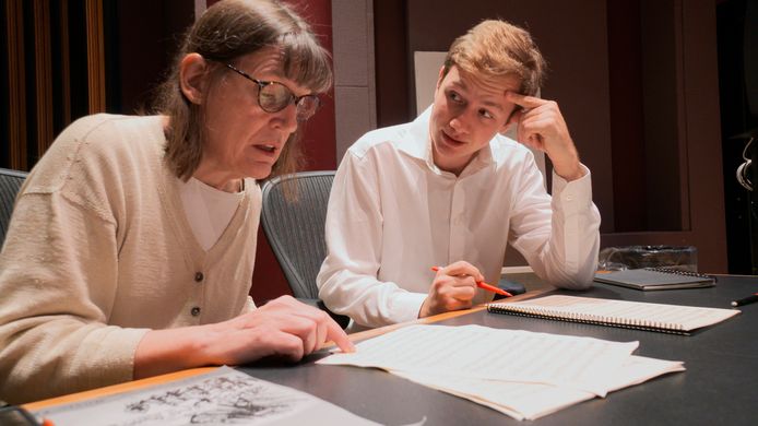 Professor Patricia Hall en student Joshua Devries bekijken het manuscript.