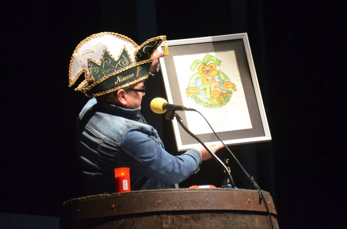 Opening carnaval Ninove 2022 - Voorzitter Pascal Schietecat van de Stedelijke Feestcommissie toont de pin die werd ontworpen voor het 75-jarig bestaan.