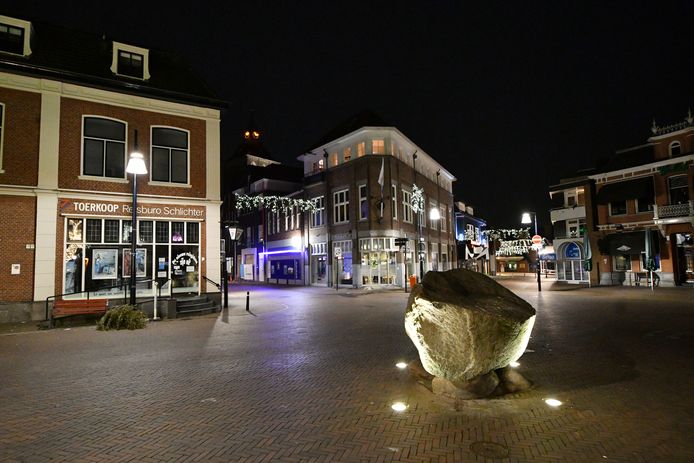 De invoering van de avondklok leidde afgelopen weekend in verschillende steden tot protestacties. Op social media circuleert een bericht om maandagmiddag ook op de Groote Markt in Oldenzaal daartegen in actie te komen.