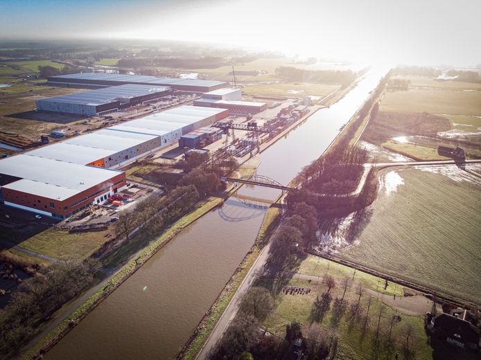 XL Businesspark gaat de sprong over het Twentekanaal maken, het fraaie gebied aan de overzijde (rechts) valt ten prooi aan kolossale esthetische monsters.