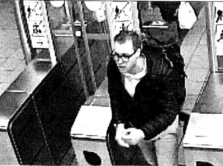 Khalid El Bakraoui bij het binnengaan van metro Pétillon met zijn bommenrugzak, enkele minuten voor hij zichzelf opblaast.  Beeld rv