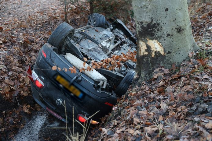 De bestuurder van de auto is na het ongeluk in Schijndel in de ambulance nagekeken en daarna met onbekende verwondingen naar het ziekenhuis gebracht.
