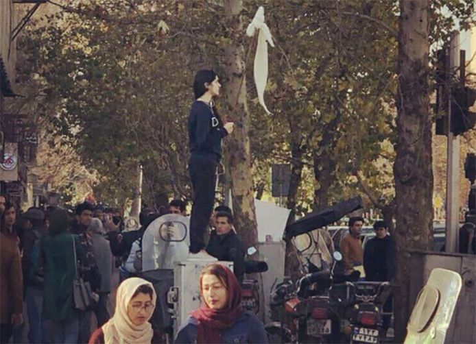Foto's en video's waarin een Iraanse vrouw  haar protest uitte  door  te zwaaien met haar hoofddoek, werden druk gedeeld op sociale media.