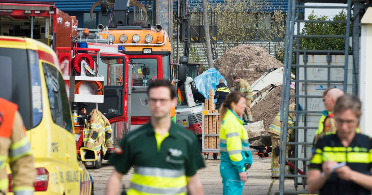 Bedrukte sfeer, werklui in shock na dodelijk ongeluk met heipaal in Breukelen.