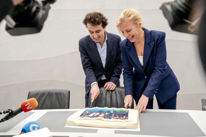 Jesse Klaver (Groenlinks) en Attje Kuiken (PvdA) snijden samen een taart aan, een dag na de Provinciale Statenverkiezingen.
