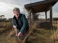 Sjaak Bruggeman is bezig aan een van zijn laatste peilbuismetingen voor Landschap Overijssel.