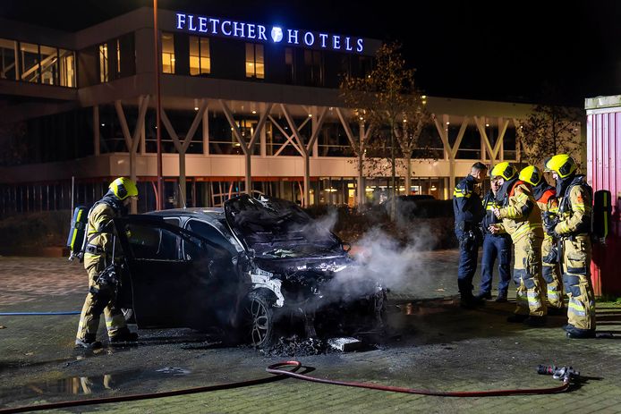 Een sportauto in Oss stond zondagnacht plotseling in lichterlaaie. De schade is onherstelbaar.