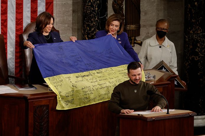 Op 21 december 2022 bracht Zelensky een blitzbezoek aan de Verenigde Staten en gaf hij een speech aan het Amerikaanse Congres. Op de achtergrond houden vicepresident Kamala Harris en Nancy Pelosi, voormalig leider van de Democraten in het Huis van Afgevaardigden.