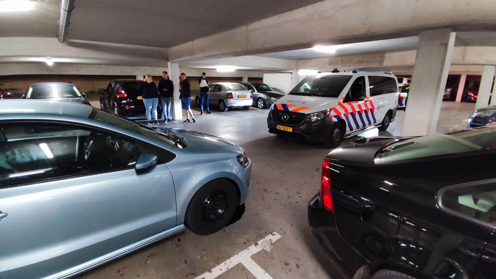 De gestolen Polo in Dordrecht werd klemgereden in een parkeergarage, de bestuurder wist te ontkomen.