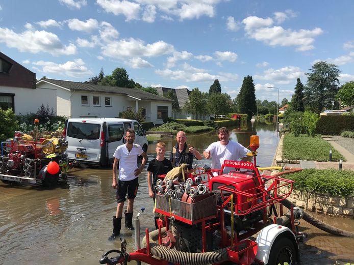 Martijn Roberg (midden) met zijn zoon Milan en twee teamgenoten in actie met de motorspuitaanhanger uit Vroomshoop in het Limburgse Geulle.