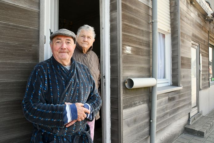Buurtbewoners Jozef Parewyck (78) en Maria Blomme (87) schrokken zich een hoedje bij de explosie op de Belgiek in Deerlijk.