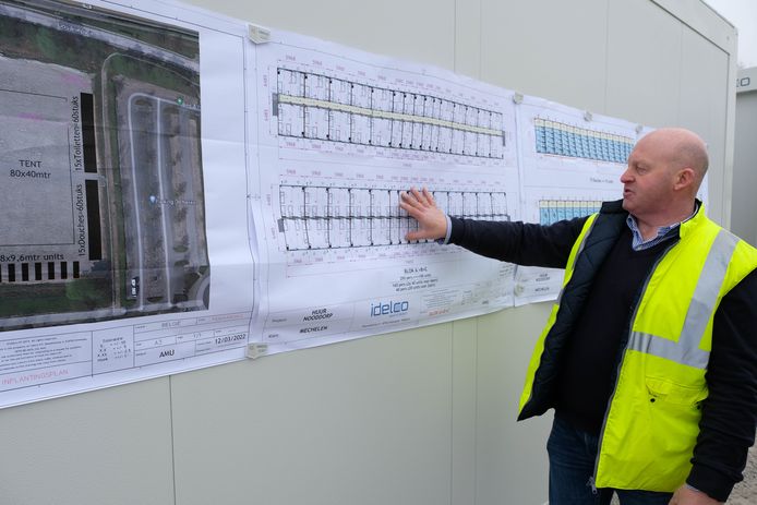 Kris Vermeersch van Idelco legt uit hoe de woonunits in het Mechelse nooddorp er binnenkort zullen gaan uitzien.