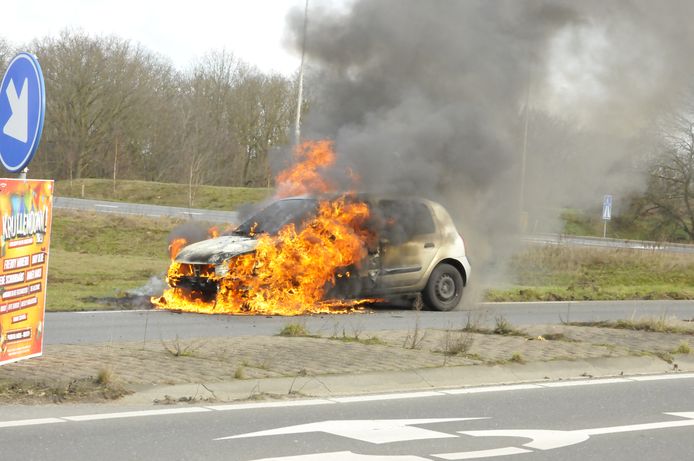 De auto vloog op de Graafsebaan bij Heesch tijdens het rijden in brand.