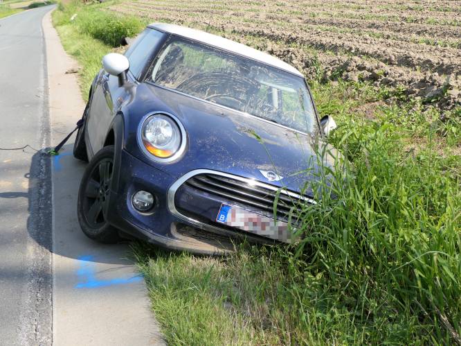 Bestuurder belandt in de gracht in Heirstraat