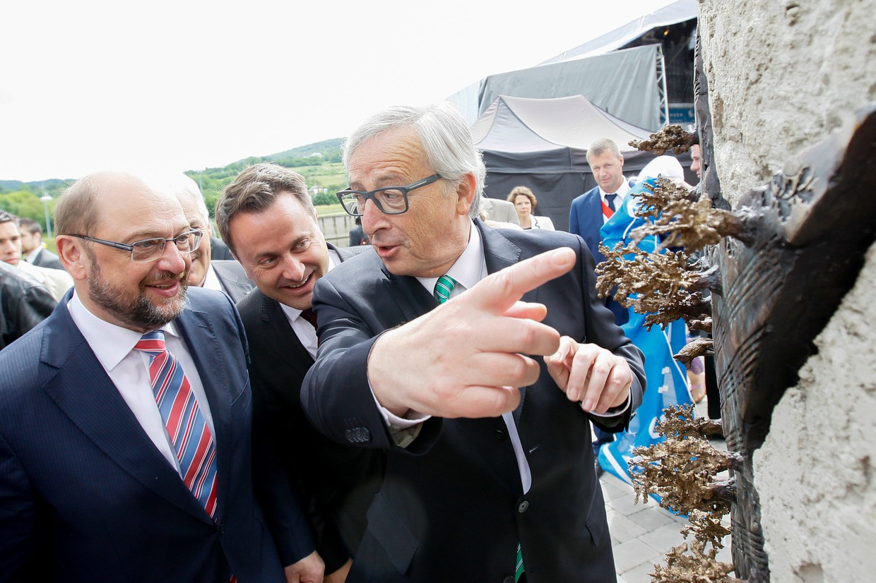 Juncker (rechts), Schultz (links) en Bettel (midden) bekijken de bronzen sterren van dichtbij. Beeld anp